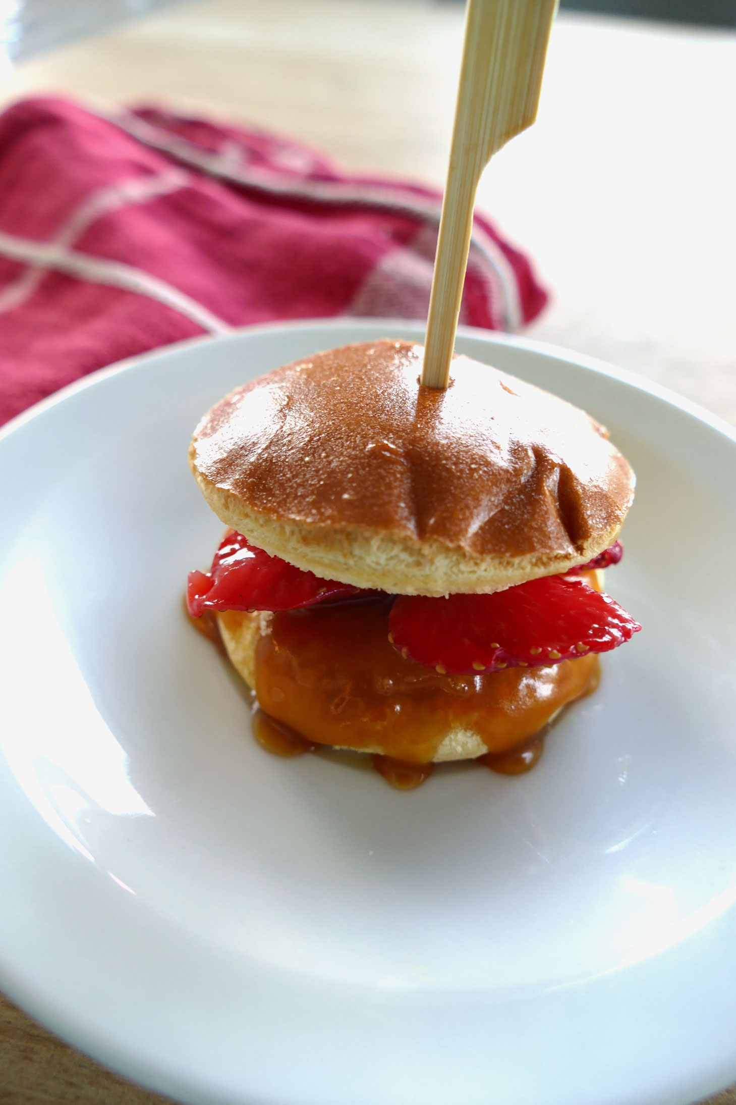 Mini burger sucré fraises et caramel beurre salé